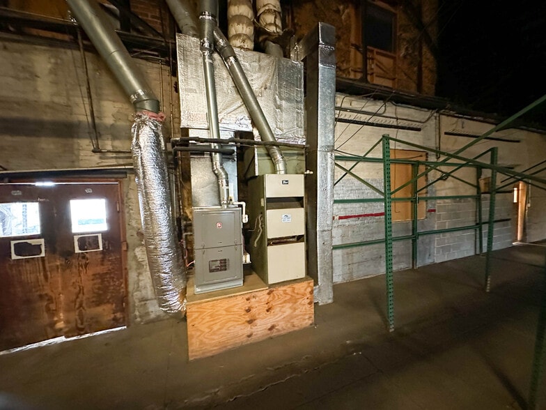 More Photos Of 423 N 7th St, Perry Freestanding For Sale