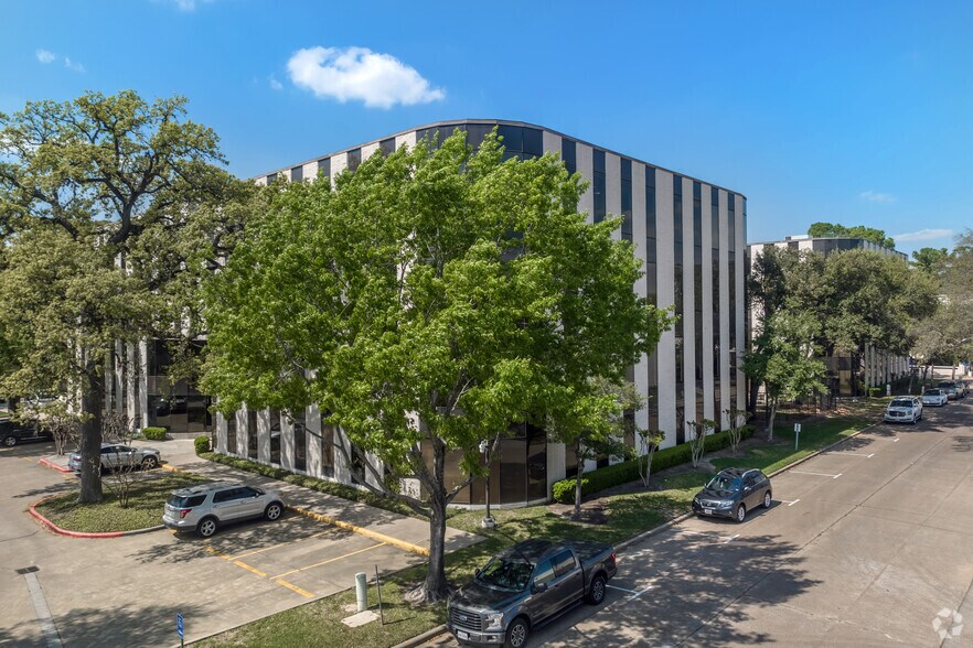 More Photos Of 8554 Katy Fwy, Houston Unknown For Lease