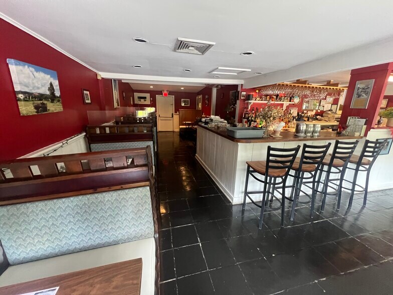 More Photos Of 1143 Main St S, Woodbury Restaurant For Sale