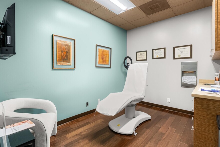 More Photos Of 27871 Smyth Dr, Santa Clarita Medical For Sale