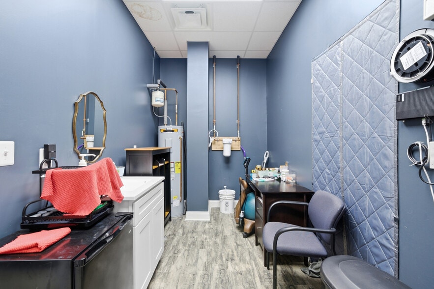 More Photos Of 5472-5486 Southern Maryland Blvd, Lothian Storefront For Sale