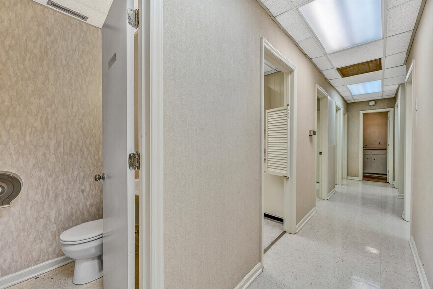 More Photos Of 1930 Braeburn Dr, Salem Medical For Sale