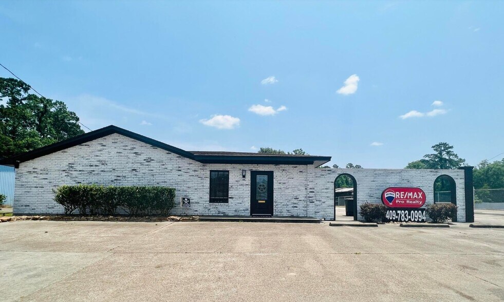 Primary Photo Of 1260 N Main St, Vidor Office For Sale