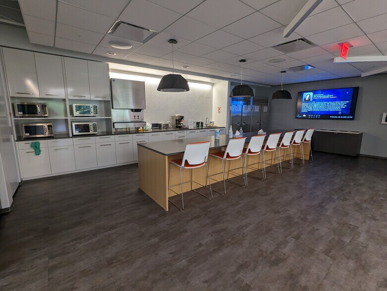 More Photos Of 370 Woodcliff Dr, Fairport Office For Lease