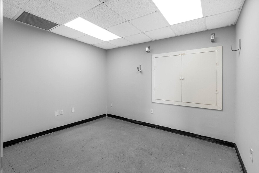 More Photos Of 4412 W Osborne Ave, Tampa Showroom For Sale