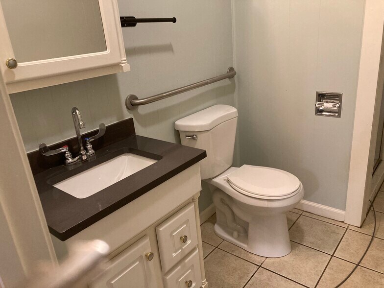 More Photos Of 18 W Gibson St, Hartwell Medical For Sale