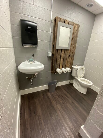 More Photos Of 576 Industrial Pky, Chagrin Falls Storefront Retail Office For Lease