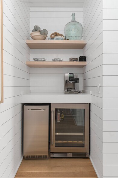 More Photos Of 212 Water St, Block Island Storefront For Sale