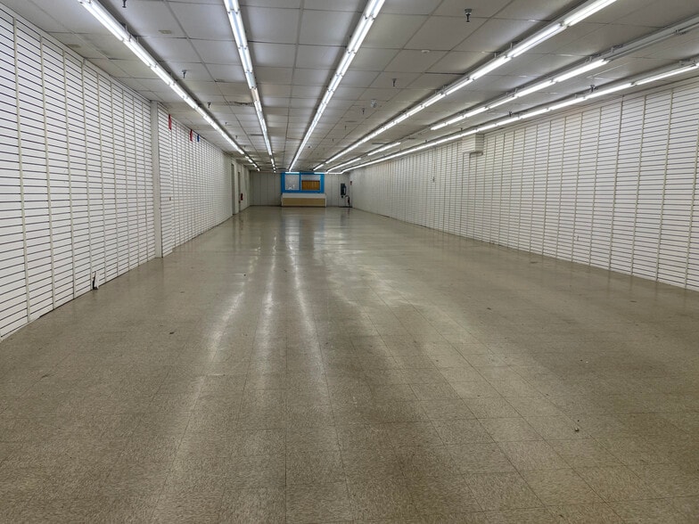 More Photos Of 39-41 N Queen St, Lancaster General Retail For Lease