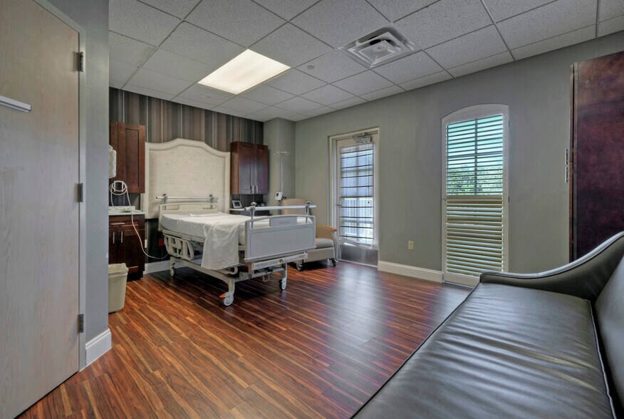More Photos Of 3003 Bee Caves Rd, Rollingwood Hospital For Lease