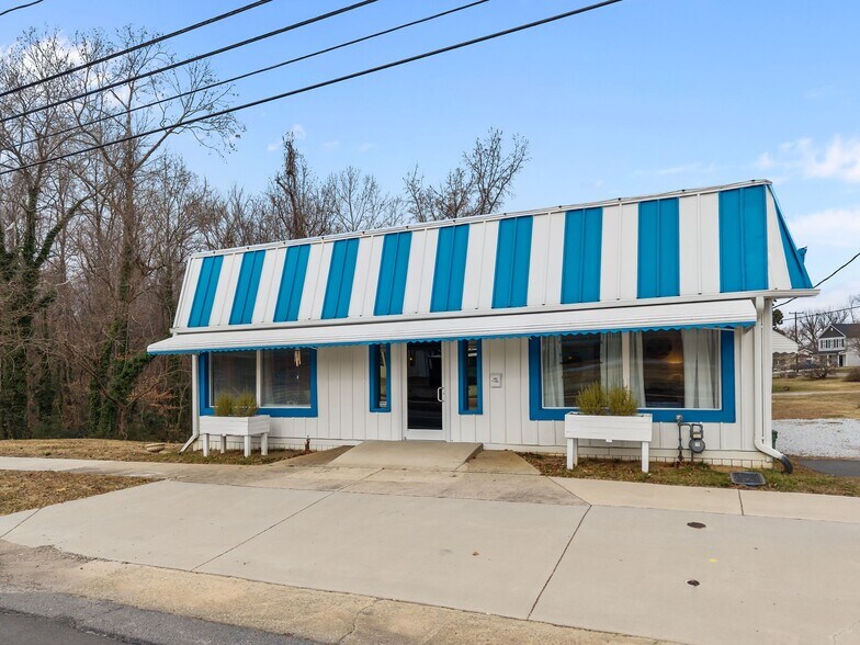 More Photos Of 1108 S Salisbury, Spencer Freestanding For Sale