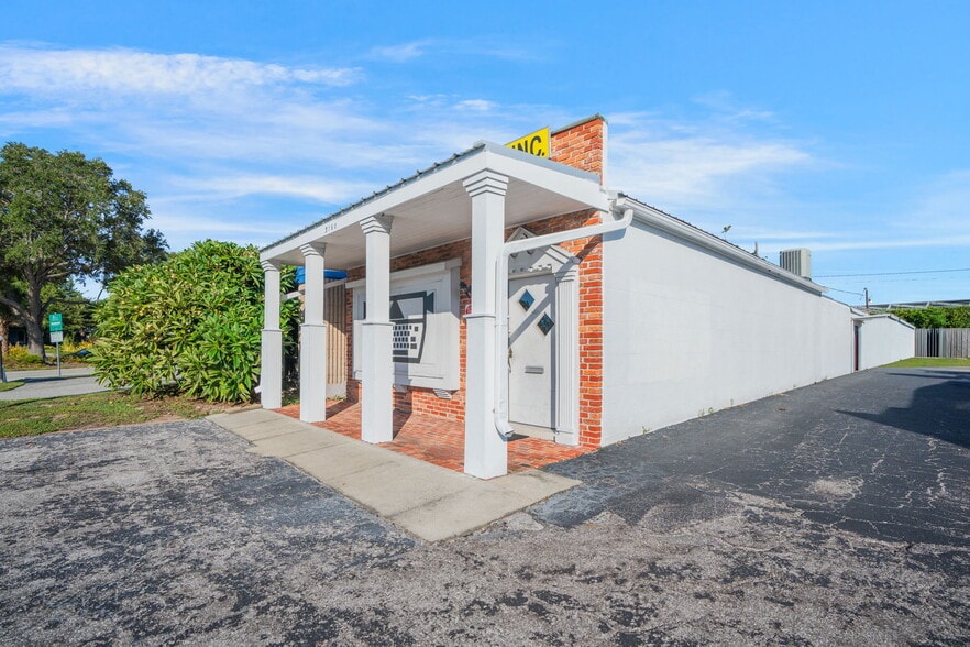 More Photos Of 3160 Southgate Cir, Sarasota Freestanding For Sale