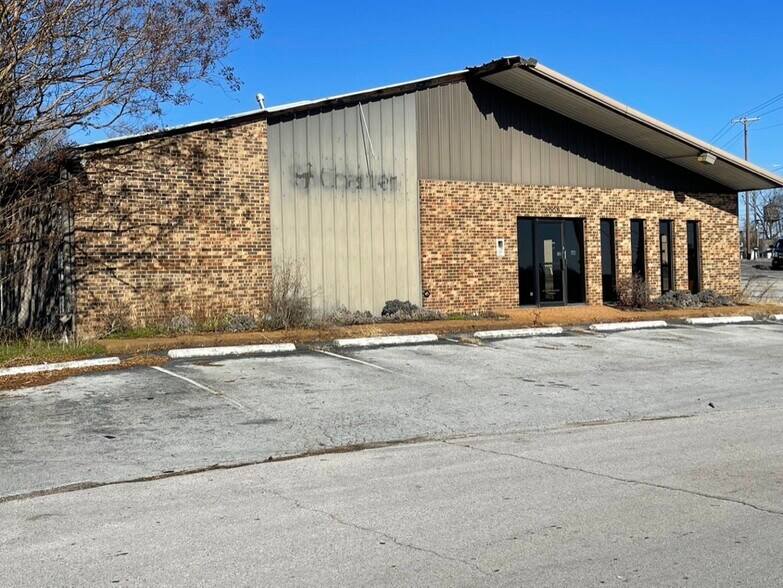 More Photos Of 2008 S Main St, Columbia Medical For Sale