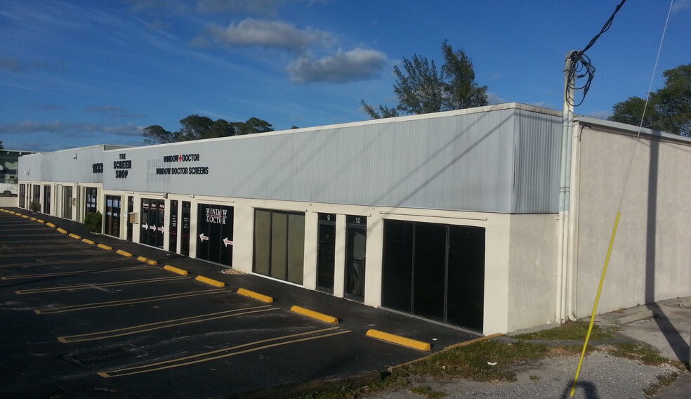 More Photos Of 1133 Old Dixie Hwy, Lake Park Showroom For Lease