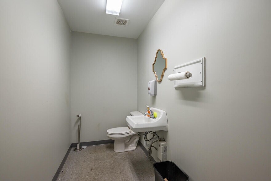 More Photos Of 208 Conway Dr, Columbus Showroom For Sale