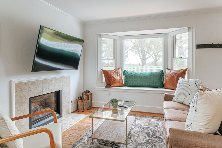 More Photos Of 1329 Commerce Rd, Staunton Hotel For Sale