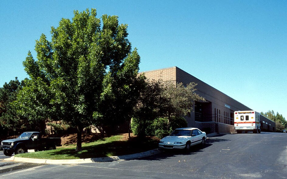 More Photos Of 9800-9822 Pflumm Rd, Lenexa Flex For Lease