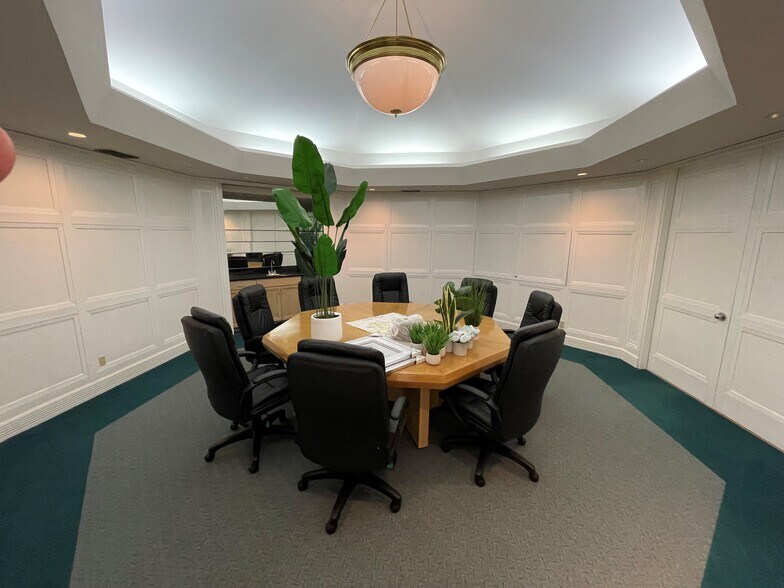 More Photos Of 301 S Southeast Loop 323, Tyler Showroom For Lease