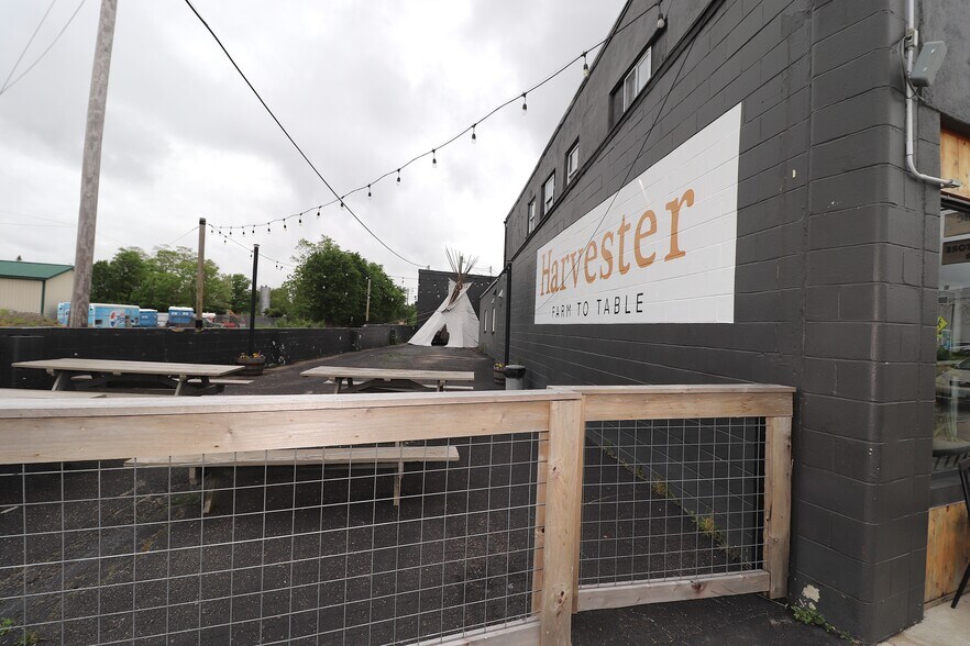 More Photos Of 142 S Broadway St, Blanchester Storefront Retail Residential For Sale