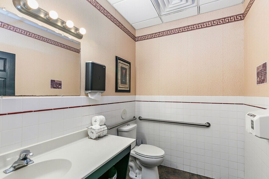 More Photos Of 112 S Maple St, Sycamore Restaurant For Sale