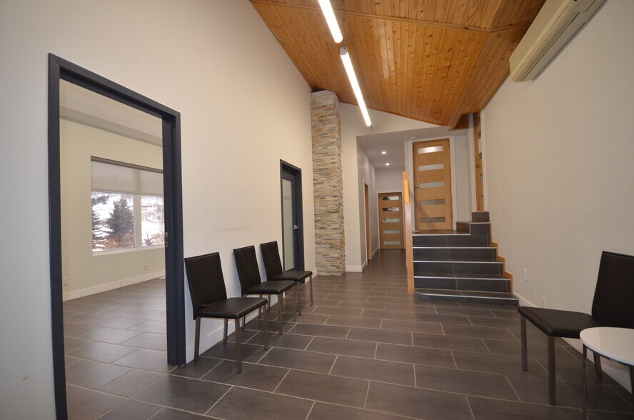 More Photos Of 2 Rue De L'usine, Baie-Saint-Paul General Retail For Sale