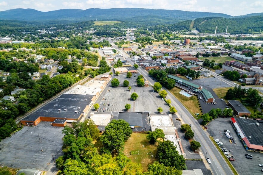 More Photos Of 801-901 W Broad St, Waynesboro Unknown For Lease