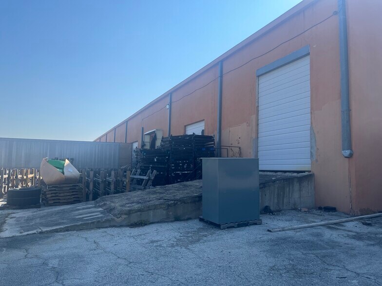 More Photos Of 3911-3929 E IH-10, San Antonio Light Manufacturing For Lease