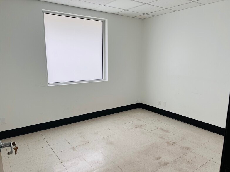 More Photos Of 3401 Winona Ave, Burbank Warehouse For Sale