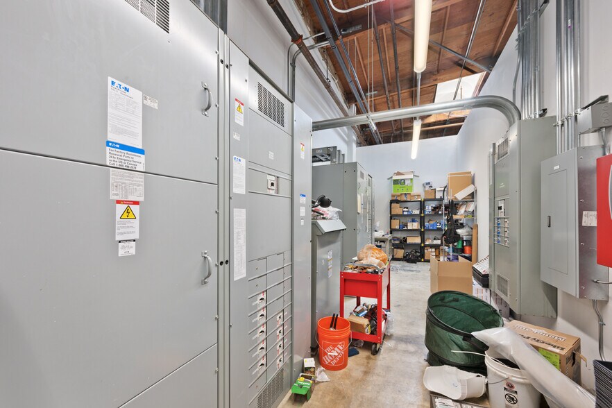 More Photos Of 4916 Cecilia St, Cudahy Warehouse For Sale