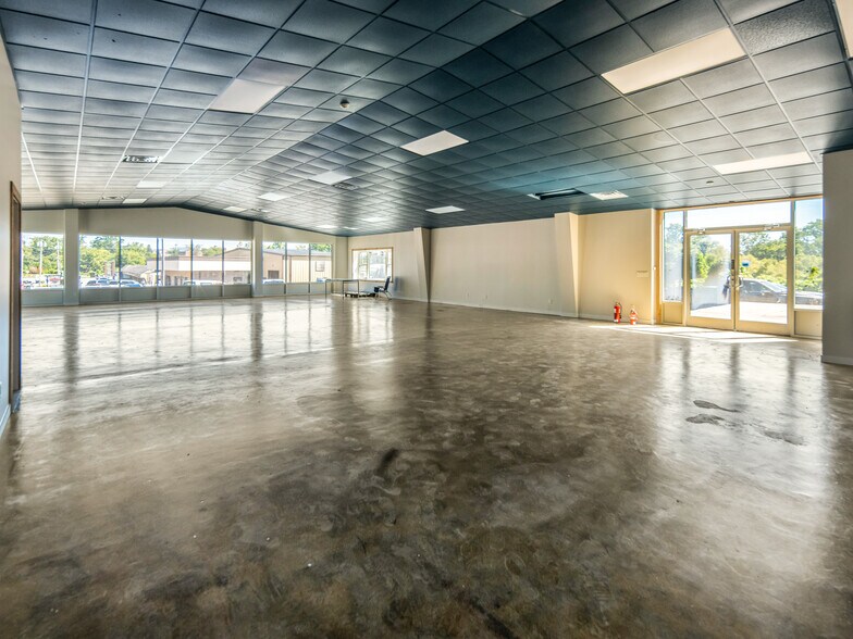More Photos Of 512 Kanuga Rd, Hendersonville Showroom For Lease