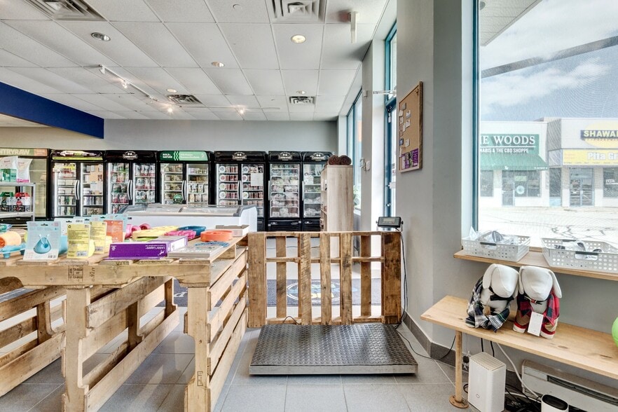 More Photos Of 3145 Dundas St W, Mississauga Storefront Retail Office For Lease