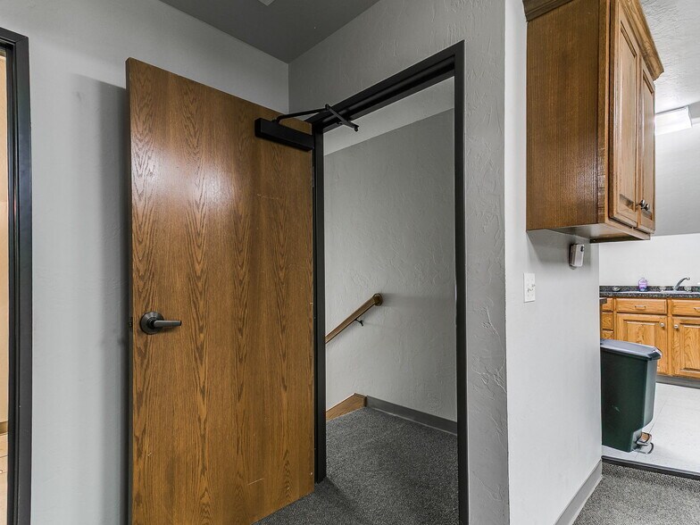 More Photos Of 901-909 Wall St, Norman Office For Sale