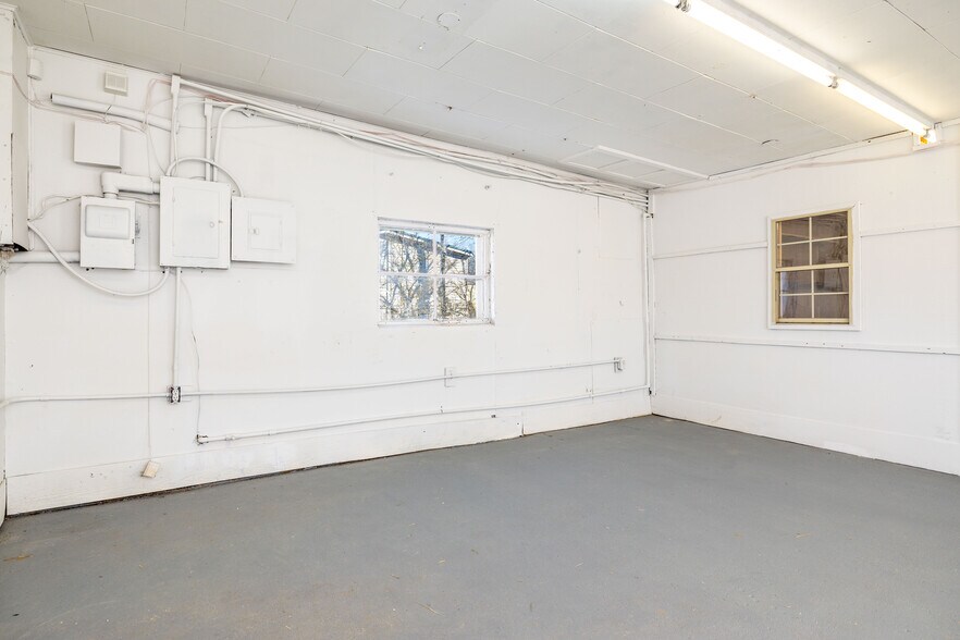 More Photos Of 2336 Old Knoxville Pike, Maryville Light Manufacturing For Sale