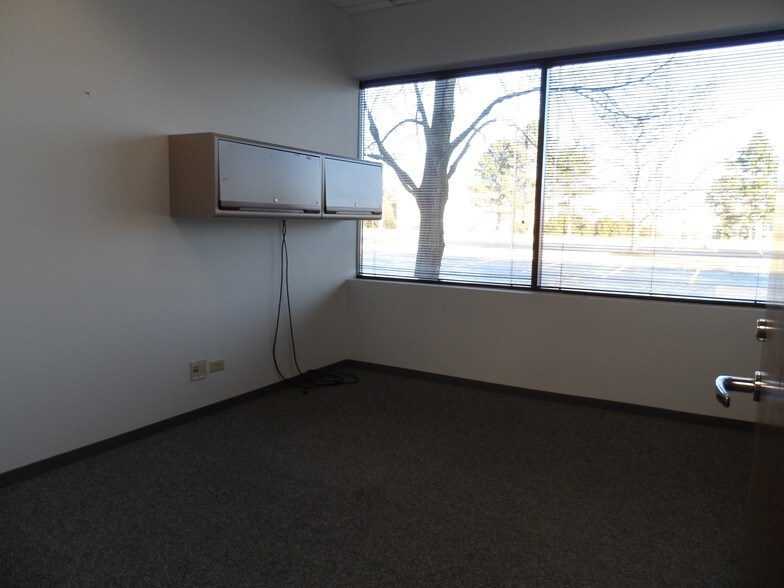 More Photos Of 935 Lakeview Pky, Vernon Hills Office For Lease