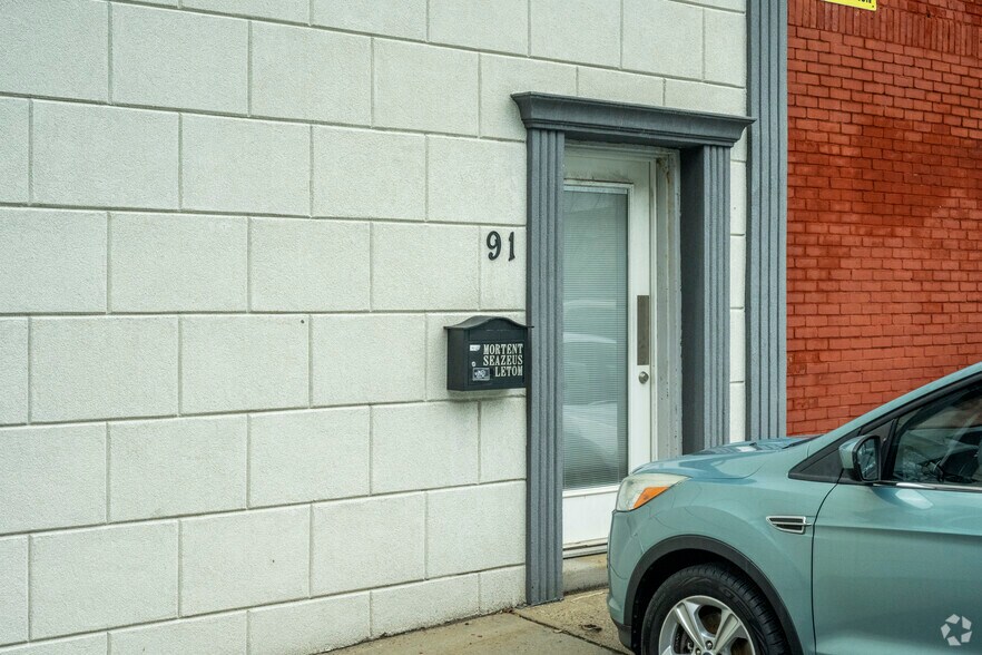 More Photos Of 91 Commercial Ave, Garden City Warehouse For Lease
