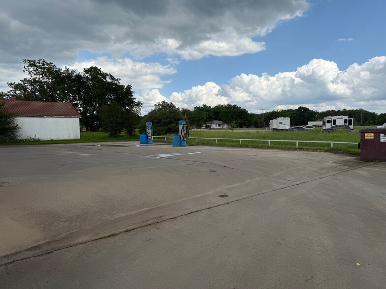 More Photos Of 931 E Dallas Ave, Cooper Self Storage For Sale