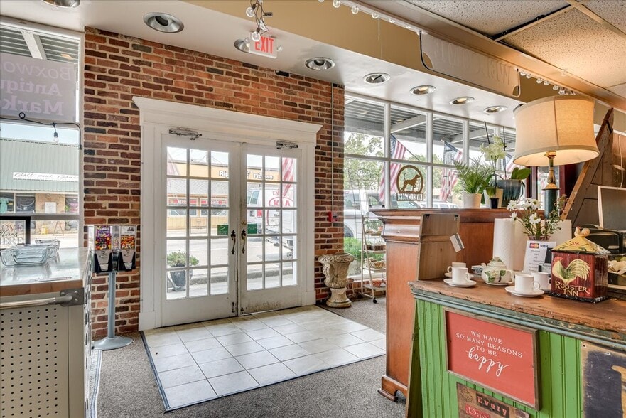More Photos Of 114 W 6th St, Waynesboro Showroom For Sale