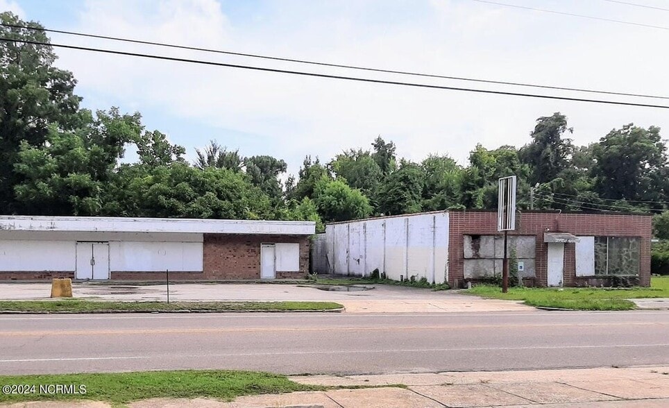 More Photos Of 2010 Princess Place Dr, Wilmington Freestanding For Sale