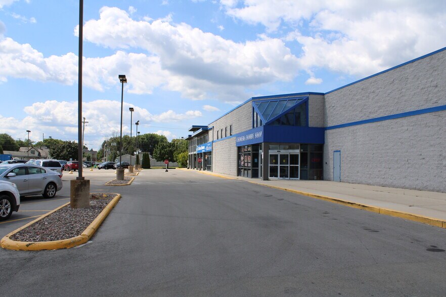 More Photos Of 7-75 W Scott St, Fond Du Lac General Retail For Sale