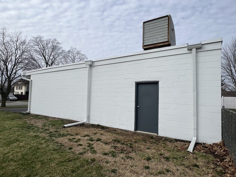 More Photos Of 103 E 3rd St, Aroma Park Office For Sale