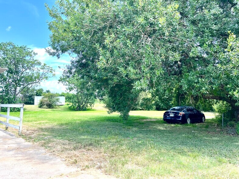 More Photos Of 2717 1/2 25th Ave N, Texas City Specialty For Sale