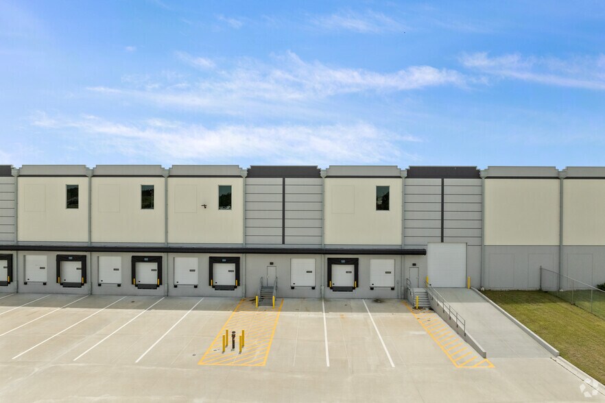 More Photos Of 700 S Kings Hwy, Fort Pierce Distribution For Lease