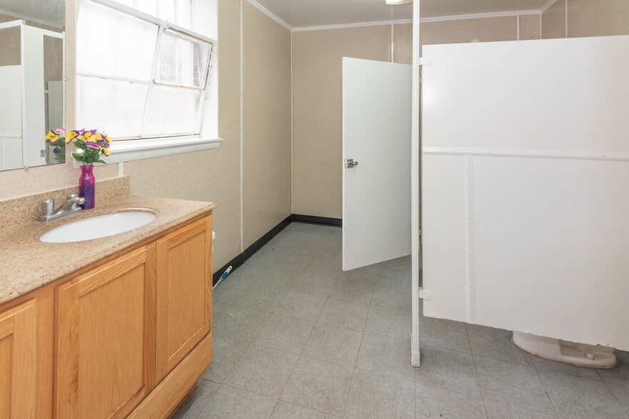 More Photos Of 5900 York Rd, Baltimore Storefront Retail Office For Sale