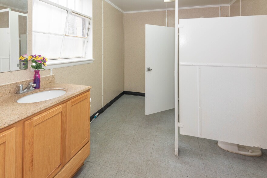 More Photos Of 5900 York Rd, Baltimore Storefront Retail Office For Sale