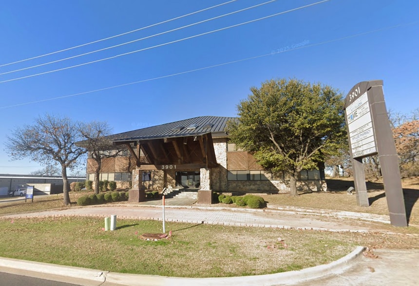 More Photos Of 3901 Airport Fwy, Bedford Office For Lease