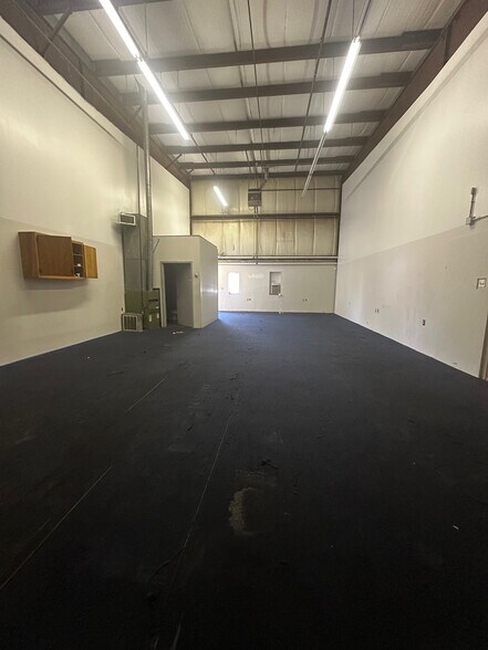 More Photos Of 92 Weston St, Hartford Light Distribution For Lease