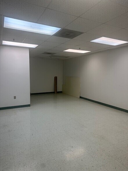 More Photos Of 501 S Stepney Rd, Aberdeen Bank For Sale