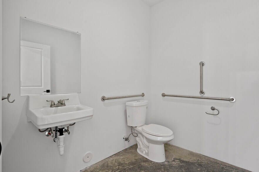 More Photos Of 46 Maple Ave, Schenectady Warehouse For Lease