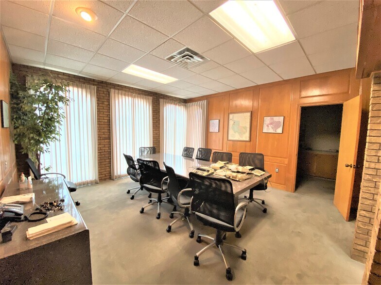 More Photos Of 119 S Main St, Lockhart Office For Lease