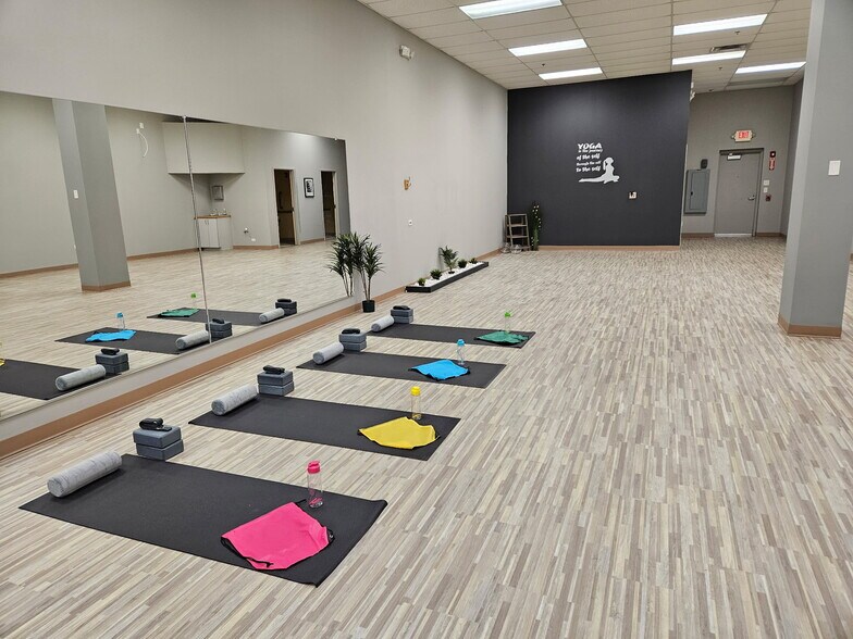 More Photos Of 3430 Grand Ave, Gurnee Storefront For Lease